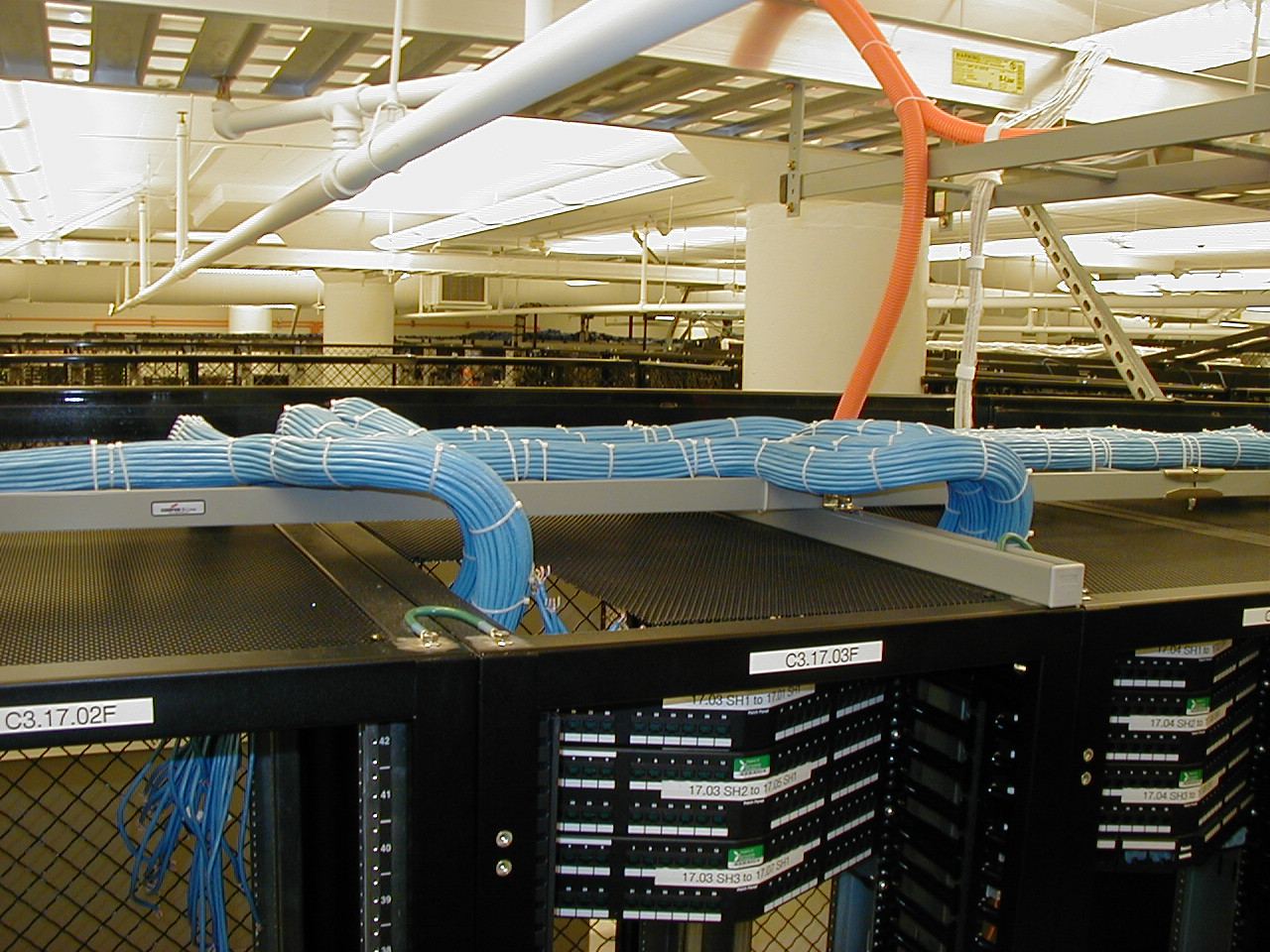 Patch panel com cabos organizados e portas identificadas
