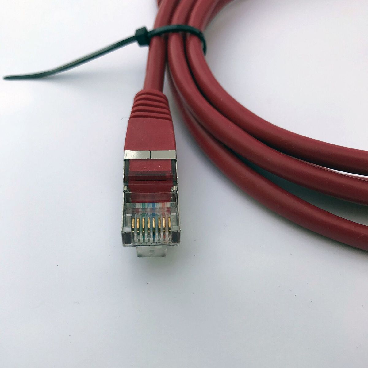Cabo de rede vermelho com conector RJ45